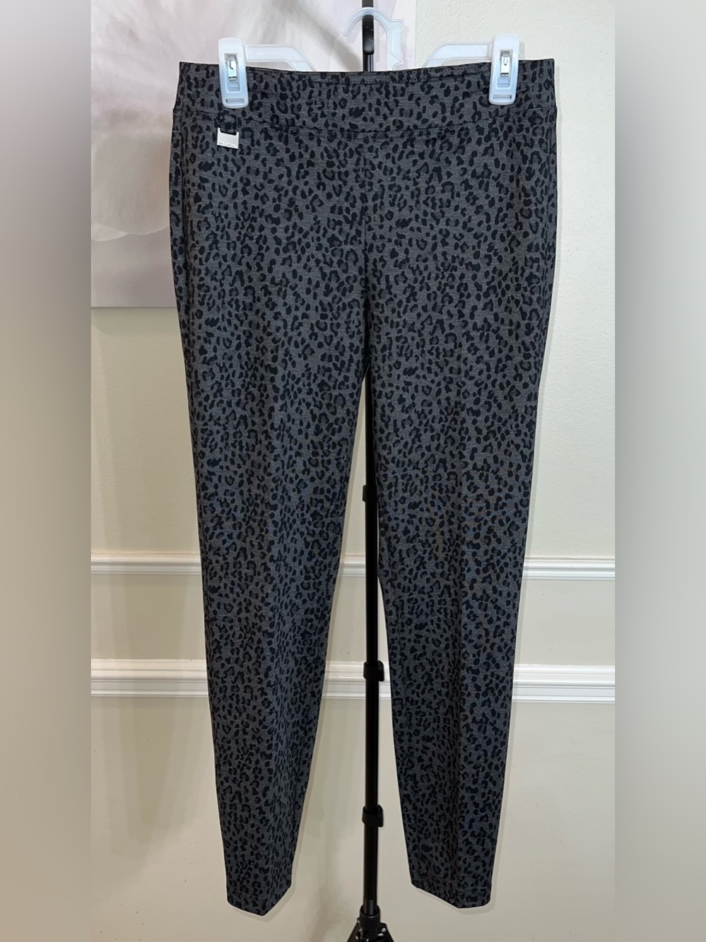 Zac & Rachel Leopard Print Pull-On Legging Pants! Size Medium.